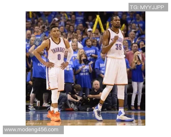 勇士与雷霆半决赛激战正酣谁能晋级总决赛争夺荣耀 勇士与雷霆半决赛激战正酣谁能晋级总决赛争夺荣耀